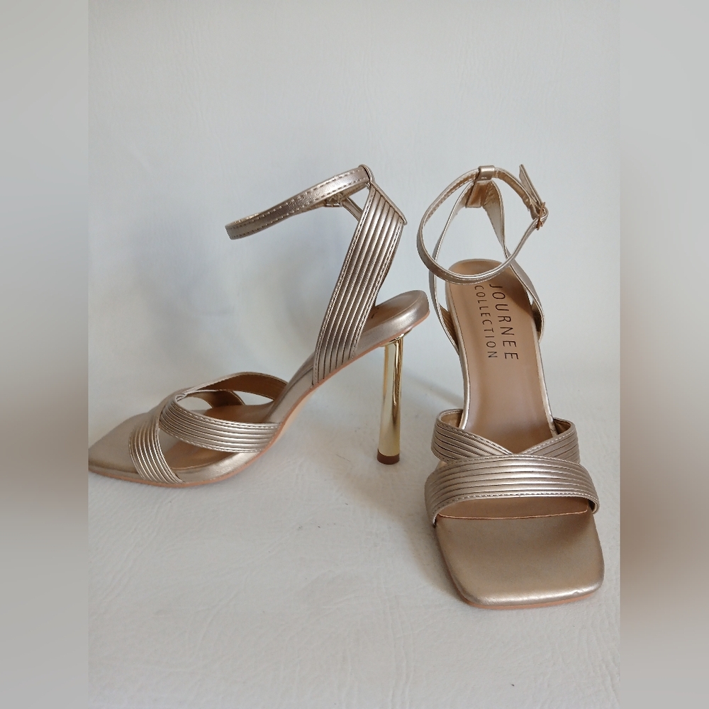 Journee Collection Metallic Gold Heels Unique Heel Ankle Strap Sz8M